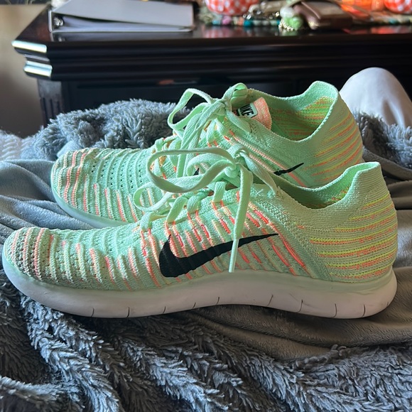 Nike running shoes neon green and orange - Picture 1 of 5